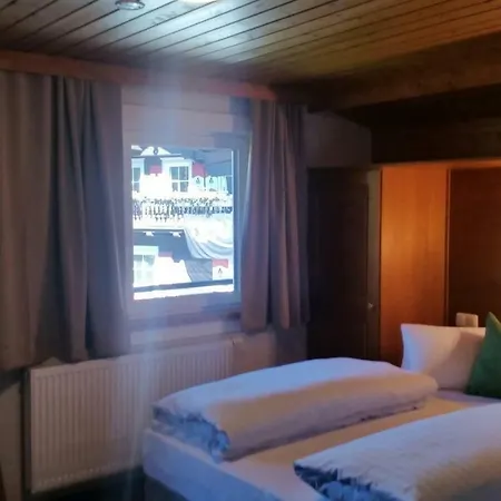 Bhome Gaestehaus / *